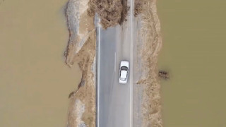 "С высоты птичьего полета": размытую дорогу показал путешественник в Актюбинской области