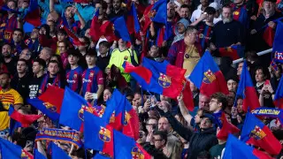 Автобус "Барселоны" по ошибке атаковали собственные фанаты: видео