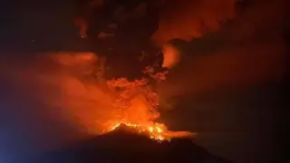 Мощное извержение вулкана произошло в Индонезии