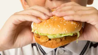 Фастфуд навсегда ухудшает память у подростков, выяснили ученые