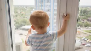 Ребенок чудом выжил, выпав из окна многоэтажки в Павлодаре