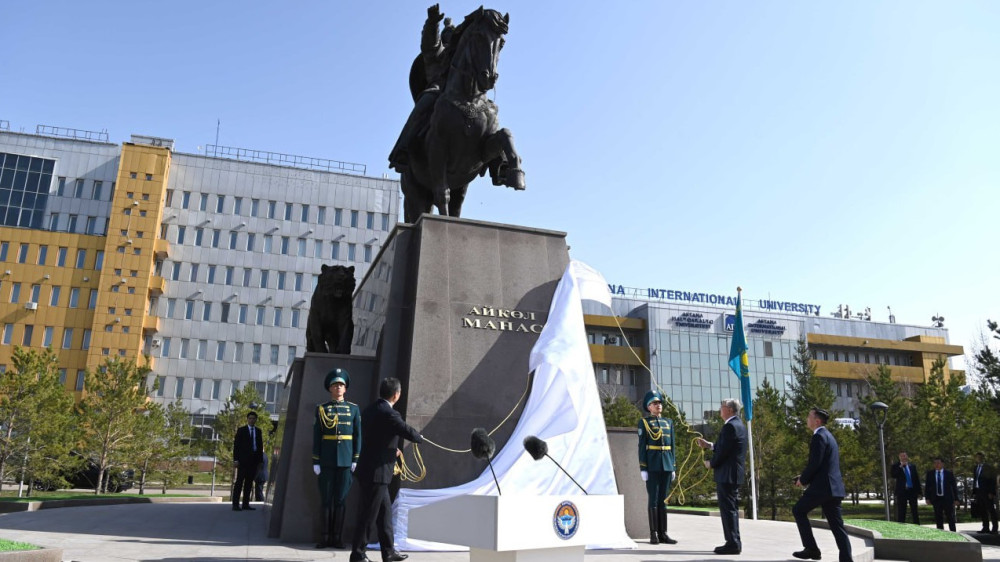 Президенты Казахстана и Кыргызстана открыли в Астане памятник Манасу