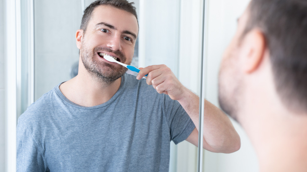 Стоматолог назвал ошибку, которую многие допускают при чистке зубов