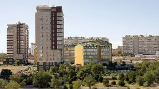 Находившаяся в компании двух друзей девушка упала с пятого этажа в Актау