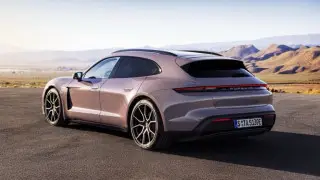 За победу в Штутгарте Рыбакиной подарили Porsche Taycan 4s: что о нем известно