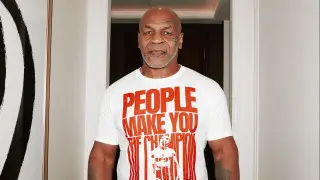 Майк Тайсон устроил спарринг на улице перед возвращением в ринг