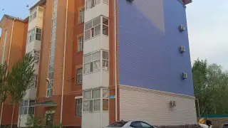 Дома из красного кирпича в Кызылорде красят в синий: их жители против