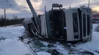 Около 20 тонн битума вылилось на дорогу в результате ДТП в Павлодаре