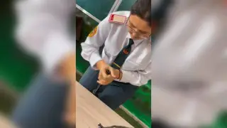 Удивила полицейских: школьница разобрала автомат за 10 секунд