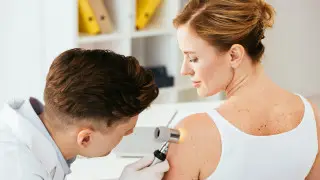 Первую в мире персональную мРНК-вакцину от меланомы протестировали на людях