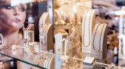 Мужчина купил серьги Cartier за 12 000 тенге вместо 12 миллионов