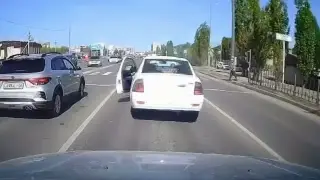 Как штрафуют водителей, плюющихся из машин