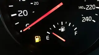Загорелась лампочка бензобака: сколько еще можно проехать?