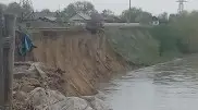 В селе на востоке Казахстана огороды и хозпостройки падают в реку Иртыш