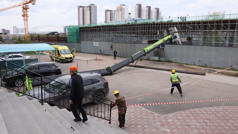 Кран рухнул на месте строительства ЛРТ в Астане