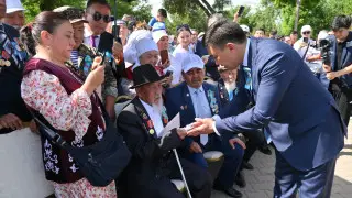 Аким Шымкента подарил квартиры ветеранам Великой Отечественной войны