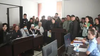 "Зал суда был переполнен". В Актобе началось разбирательство по громкому делу