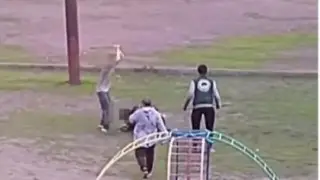 Избиение мужчины металлической трубой в Карагандинской области попало на видео