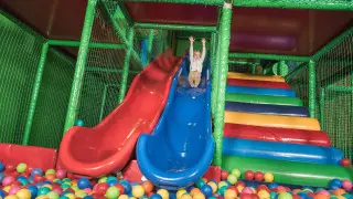 Девочка сорвалась с высоты в игровом центре в Атырау