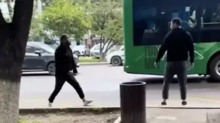 Неадекватное поведение мужчины напугало алматинцев: видео появилось в сети