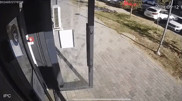 Ребенка едва не убил обрушившийся фасад ЖК в Астане: видео