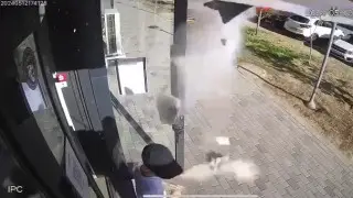 Ребенка едва не убил обрушившийся фасад ЖК в Астане: полиция возбудила дело