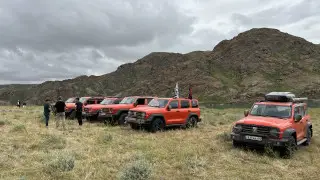 "Танкисты" покорили скалы Алматинской области на внедорожном пикнике
