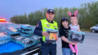 Полицейские ВКО раздали водителям детские автокресла. Видео