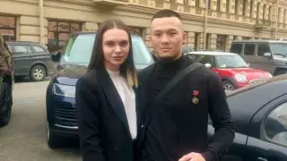 "Главное - быть хорошим человеком": казахстанца наградили за доблесть в России