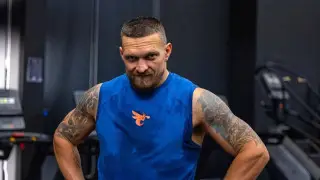 Кровавая драка: Усик попытался успокоить разгневанную мать