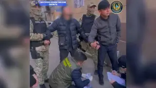 Угрожал семье: задержание вымогателя попало на видео в ВКО