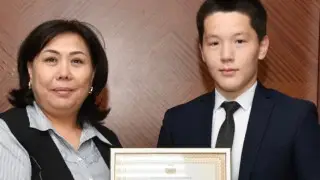 В Атырау восьмиклассник спас трех человек при пожаре в многоэтажке, взломав дверь запертой квартиры