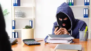 Казахстанка взяла кредиты и продала квартиру, поверив телефонным мошенникам