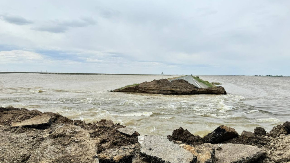 Участок дороги Атырау - Уральск повредили из-за опасности паводковых вод
