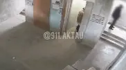 В Актау мужчина справил нужду в подъезде многоэтажки и попал на видео