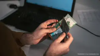 Учитель заявил о давлении из-за отказа сдавать 3 тысячи на подарок директору