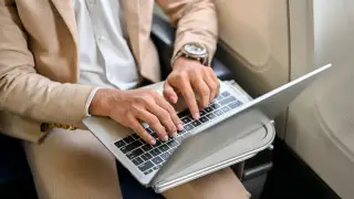 Экстренную посадку из-за ноутбука совершил самолет