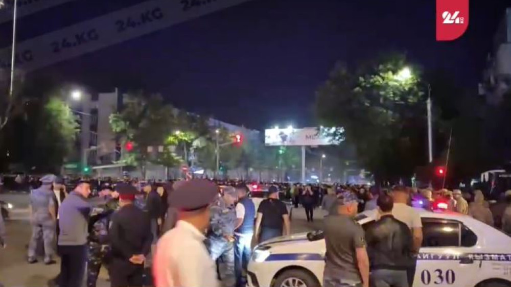 В Казахстане приняли меры после беспорядков в Бишкеке