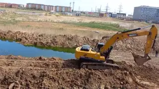 Дорога по воде: в Акмолинской области прокладывают асфальт по затопленному котловану