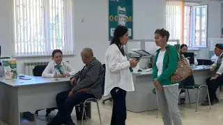 Сотрудники Halyk Bank работают в штабе помощи пострадавшим от наводнения в Кульсары