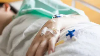 Врачи рассказали о состоянии девушки, на которую напали с ножом в Астане