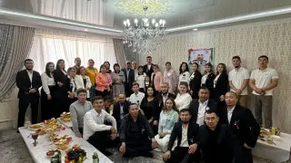 Выпускники Жанаозена подарили учителю квартиру в честь 20-летия со дня окончания школы