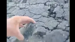 Новое дорожное покрытие развалилось через четыре дня после укладки в Актюбинской области