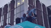 Чемпионский парад "МанСити" едва не закончился трагедией