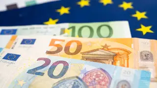 Казахстанцы стали активно скупать евро