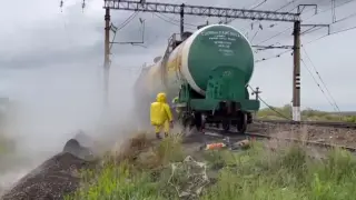 Аварийную цистерну с соляной кислотой отбуксировали на безопасное расстояние - МЧС