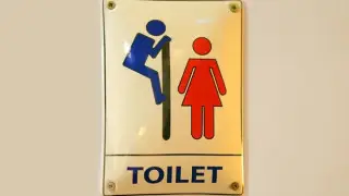 "Лежал на полу и подглядывал": девушка пожаловалась на извращенца в женском туалете ТРЦ