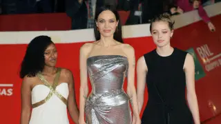 Дочь Джоли и Питта официально отказывается от фамилии отца