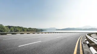 Перелив талых вод через дорогу в Атырауской области: где закрыто