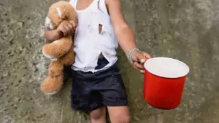 "Как узники концлагеря": мужчину обвинили в издевательствах над приемными детьми в Шымкенте